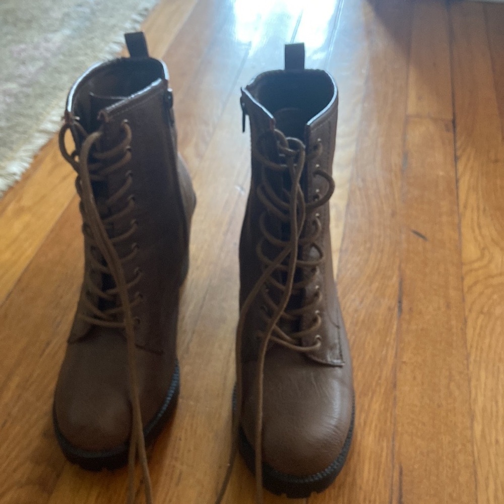 woman’s combat style boot
